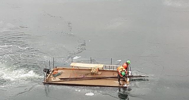 Håndværkerne på molen bryder isen